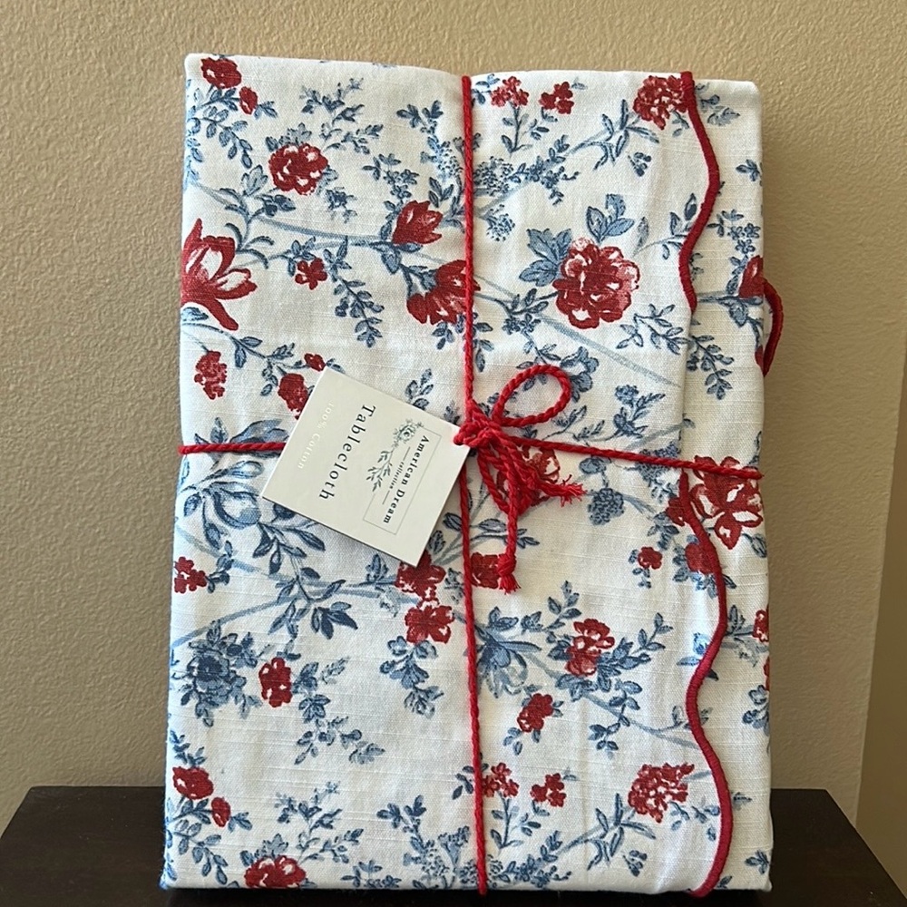 Envogue Americana Tablecloth 70” Round July 4th Floral Scalloped Edge New